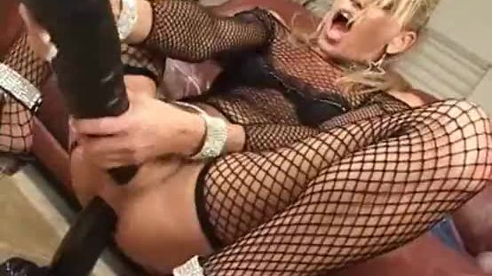 Milf chelsea zinn gapes her ass with two brutal dildos