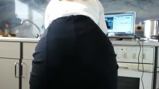 Slut sexydea fingering herself on live webcam